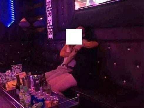 Chồng họp lớp ôm ấp gái trong quán karaoke, vợ được hiến kế độc xử cả đôi