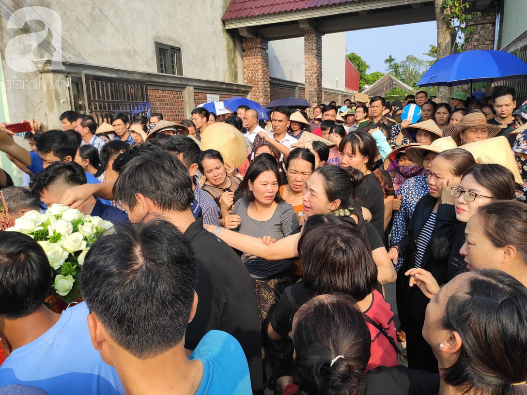 Đám tang đẫm nước mắt của bé trai 6 tuổi trường Gateway: Hãy an nghỉ con nhé, người lớn nợ con một lời xin lỗi...-11