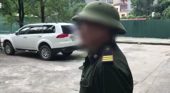 Khu vực chiếc xe của trường Gateway dừng đỗ suốt 8 tiếng: Bảo vệ nói vắng vẻ, sinh viên bảo đông đúc người?-1