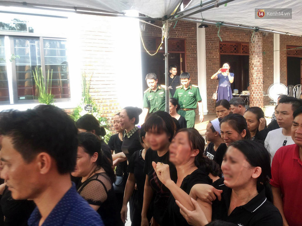 Hình ảnh đau xót: Bố mẹ em bé 6 tuổi gục ngã trước cửa nhà, nhìn thi thể con được đưa về nơi an nghỉ cuối cùng-1