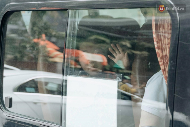 Clip thực nghiệm kỹ năng thoát hiểm khi bị mắc kẹt trong xe ô tô: Khóa cửa, tắt máy, còi xe liệu vẫn hoạt động?-2