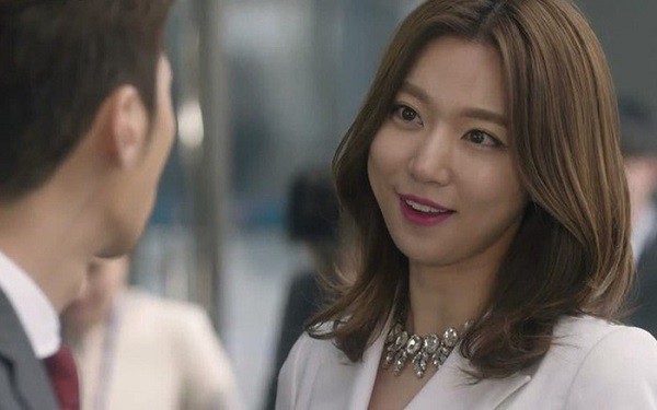 Định vị báo chồng vào nhà nghỉ, vợ phi hết tốc lực tới bắt gian nhưng vừa nhìn thấy chứng minh từ tay lễ tân đã thất kinh-2