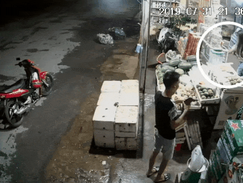 Chàng trai vờ mua na để đánh lạc hướng cô bán hàng, hành động của cô người yêu càng gây bức xúc