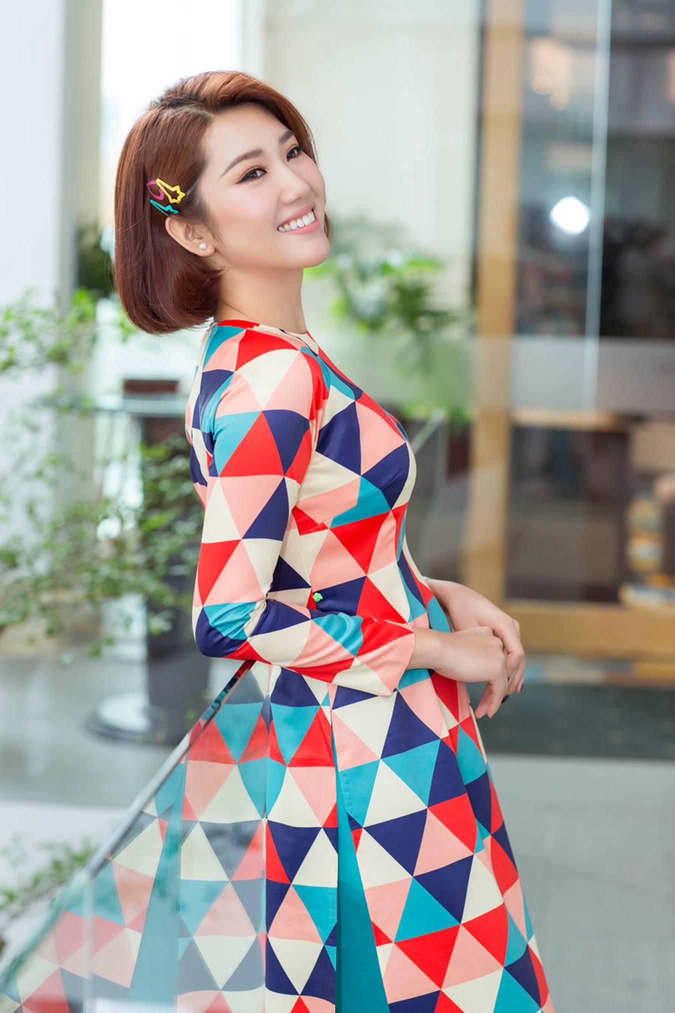Thuý Ngân mặc áo dài hoạ tiết sặc sỡ khoe dáng ở Nhật Bản-5