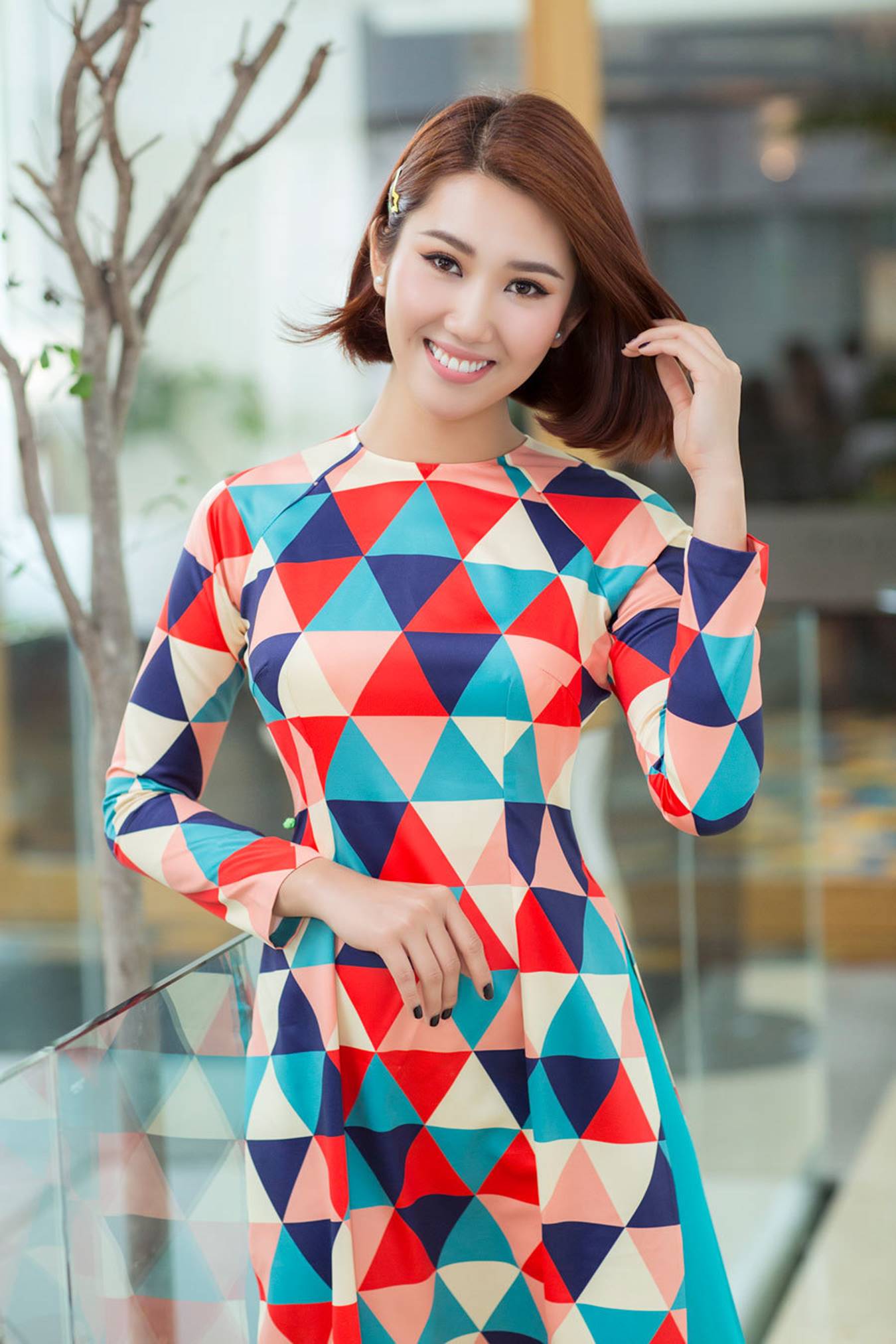 Thuý Ngân mặc áo dài hoạ tiết sặc sỡ khoe dáng ở Nhật Bản-8