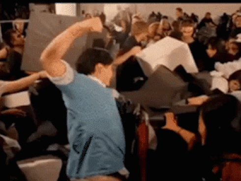 Khách chen lấn khiến siêu thị Costco thất thủ ở Thượng Hải-1