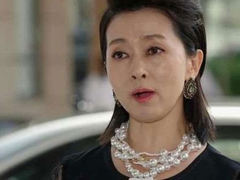 Khi cô gái lạ mặt tìm đến tận nhà vỗ ngực xưng tên xong, mẹ chồng vội đóng cửa lại rồi dặn tôi ngồi im xem bà xử lý, càng nghe bà nói tôi càng trợn mắt khâm phục