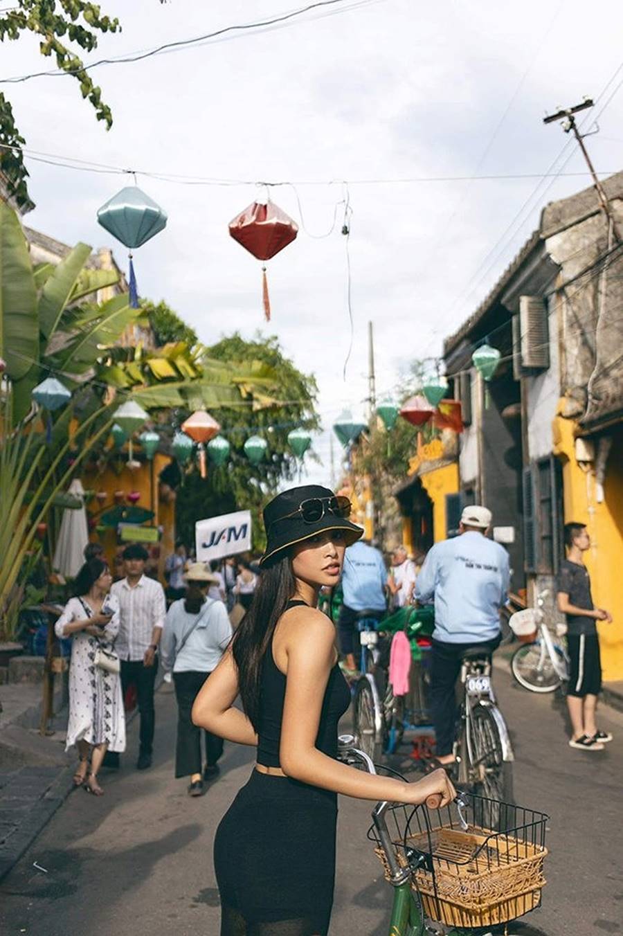 Hoa hậu Tiểu Vy ăn chè đậu đỏ, đạp xe khắp Hội An tìm người yêu ngày thất tịch-1
