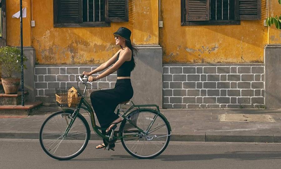 Hoa hậu Tiểu Vy ăn chè đậu đỏ, đạp xe khắp Hội An tìm người yêu ngày thất tịch-2