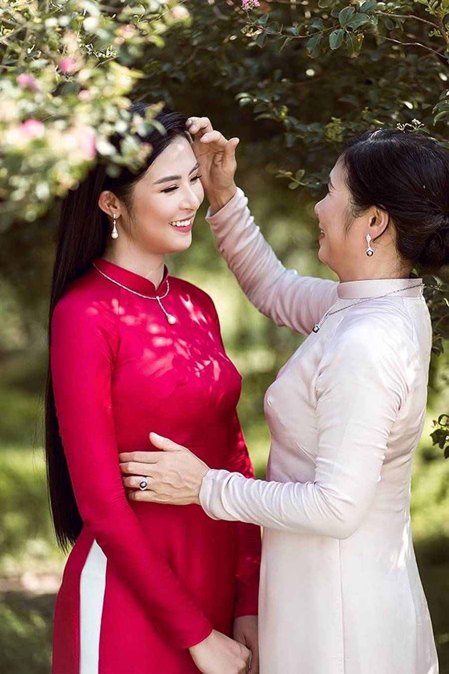 Hoa hậu Tiểu Vy ăn chè đậu đỏ, đạp xe khắp Hội An tìm người yêu ngày thất tịch-13