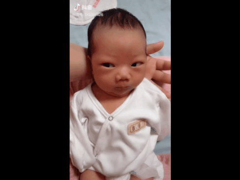 Em bé vàng trong làng biểu cảm: Vừa sinh ra đã 