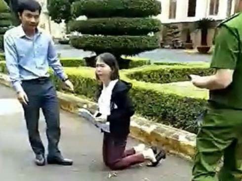UBND tỉnh Đắk Lắk nói gì về việc cô giáo quỳ trước trụ sở?