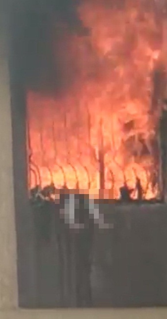 Bị bố mẹ khóa trái cửa trong nhà, bé gái 7 tuổi thiệt mạng vì hỏa hoạn do sạc điện thoại phát nổ-1