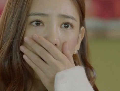 Ngủ với sếp già trả thù chồng lạnh nhạt, tôi òa khóc khi thấy món quà 
