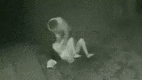 Đang đi trên đường, cô gái bị người lạ đánh đập dã man-1