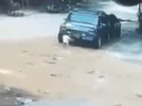 CLIP: Đứa trẻ bị bỏ quên vài giây và tai nạn thót tim sau cú ngã ngồi