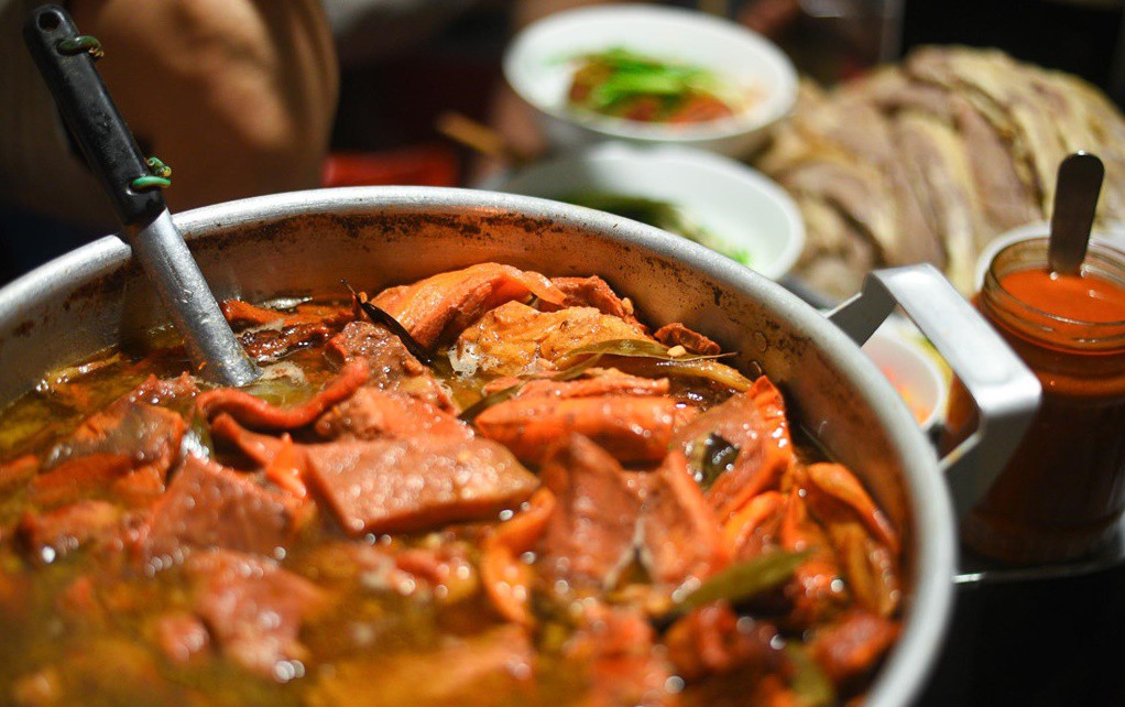 Những hàng ăn ở Hà Nội chỉ mở lúc rạng sáng và nghỉ bán khi mặt trời vừa lên, dù gió rét vẫn tấp nập người qua lại-3