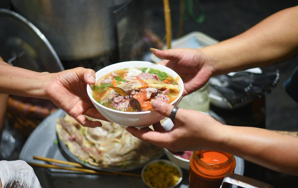Những hàng ăn ở Hà Nội chỉ mở lúc rạng sáng và nghỉ bán khi mặt trời vừa lên, dù gió rét vẫn tấp nập người qua lại-5