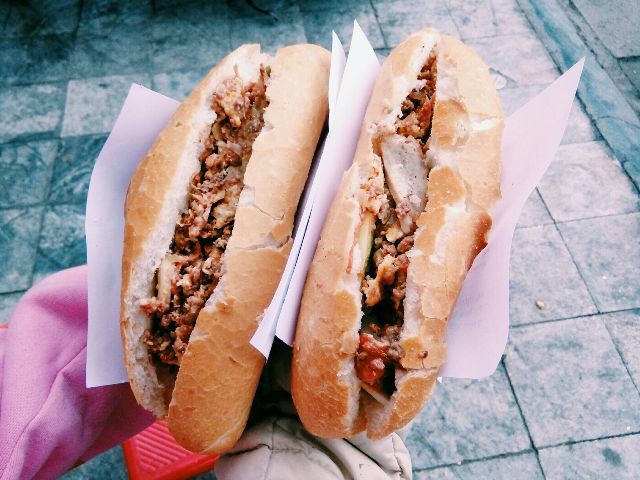 Những hàng ăn ở Hà Nội chỉ mở lúc rạng sáng và nghỉ bán khi mặt trời vừa lên, dù gió rét vẫn tấp nập người qua lại-12