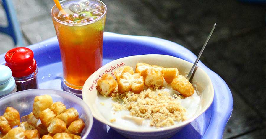Những hàng ăn ở Hà Nội chỉ mở lúc rạng sáng và nghỉ bán khi mặt trời vừa lên, dù gió rét vẫn tấp nập người qua lại-15
