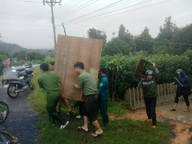 Lâm Đồng xuất hiện lũ quét, 1 công an viên bị lũ cuốn trôi-6