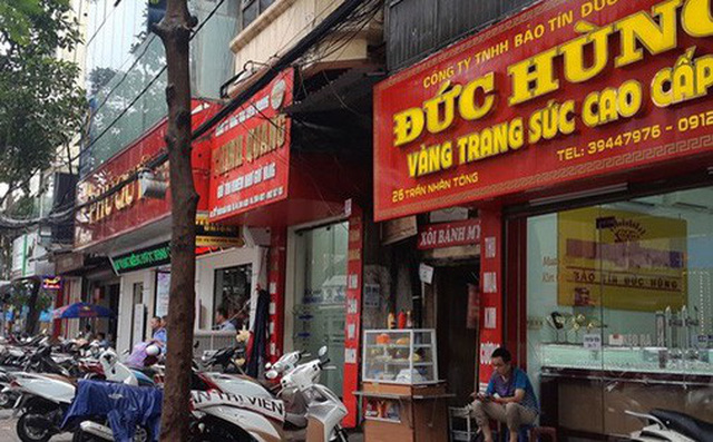 Giá vàng tăng nóng, các cửa hàng vàng bất ngờ... vắng hoe-1