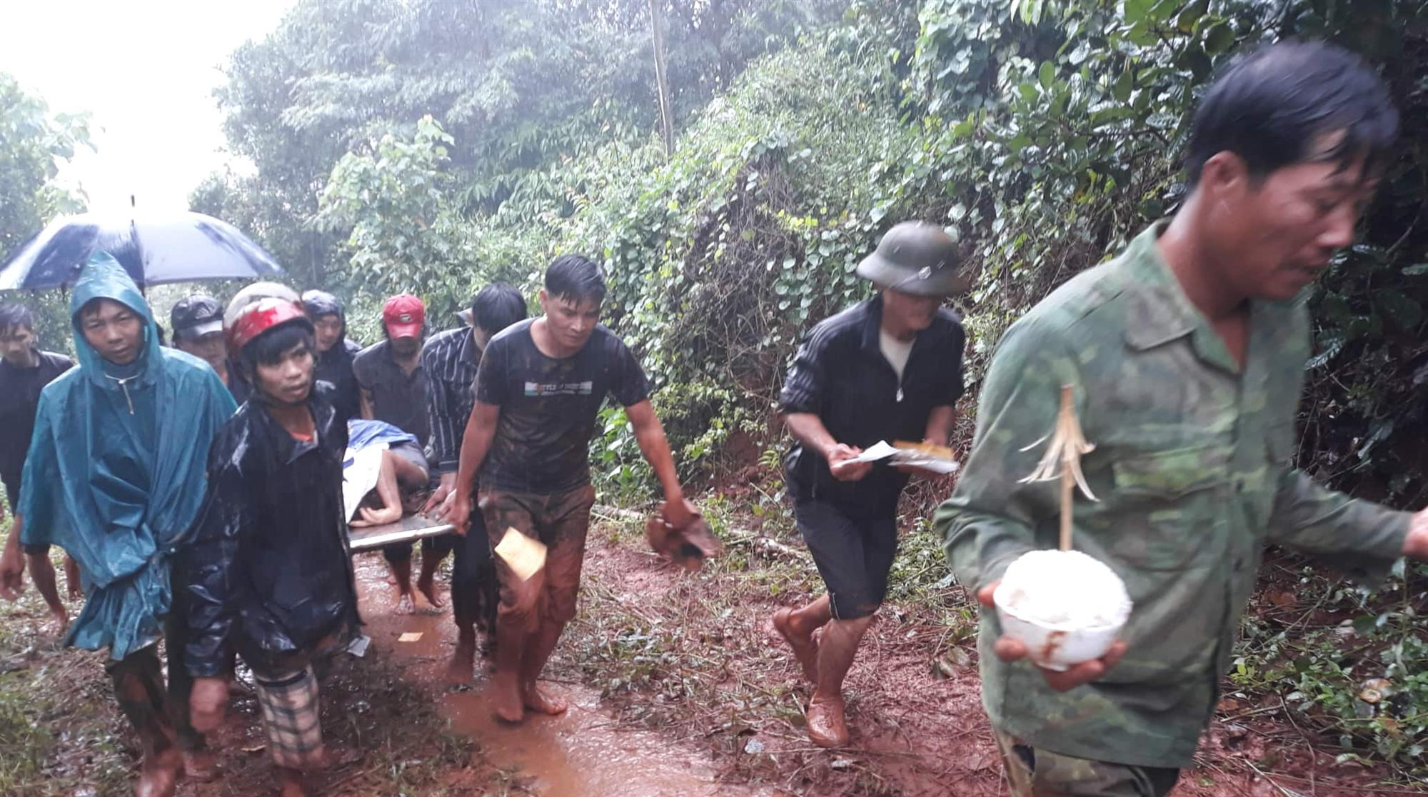 Đã tìm thấy thi thể 2 vợ chồng thai phụ và con gái bị vùi lấp do sạt lở đồi-2