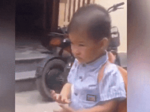 Ngày đầu tiên đi học, em vừa đi vừa khóc