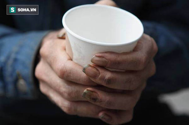 Mời người đàn ông vô gia cư cốc cà phê, hôm sau cô gái đã nhận được điều không thể ngờ tới-1