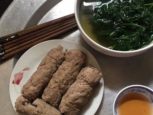 Tốn công làm giò lụa nhưng chồng không ăn, vợ trẻ lên mạng ngơ ngác hỏi liền nhận về cả tá lý do