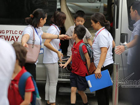 Vụ bé lớp 1 tử vong trên xe đưa đón: Camera an ninh tòa nhà không lưu dữ liệu thời điểm cháu rời khỏi nhà để ra điểm đón xe-3