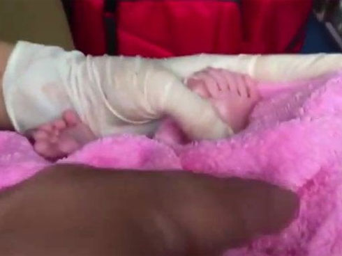 Chồng trẻ ở Nghệ An đỡ đẻ cho vợ ngay bên đường-4