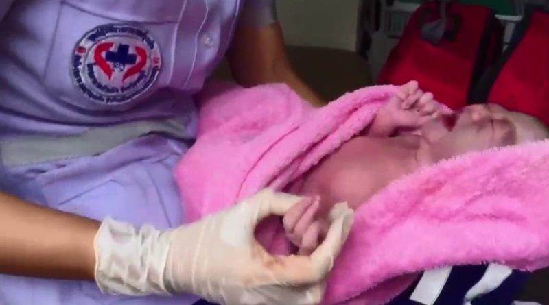 Thai phụ chuyển dạ sinh con ngay trên đường đến bệnh viện, bác sĩ đỡ đẻ nhìn tay chân đứa bé bỗng giật mình không nói được gì-1