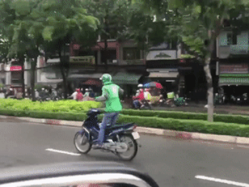 Nam thanh niên buông hai tay, nhảy múa khi lái xe