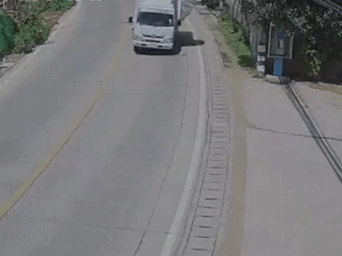 Công ty ở Trung Quốc buộc nhân viên ăn lươn sống vì không đạt chỉ tiêu-1