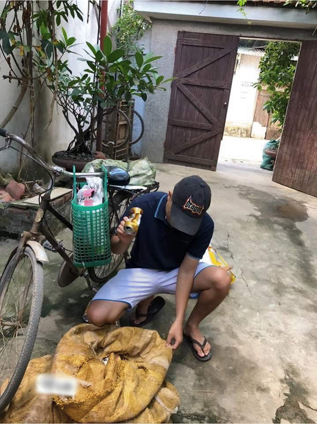 Bắt quả tang chồng lén đi uống bia, vợ cao tay ra hình phạt cực gắt: Nhặt đủ 1.000 lon bia mới được về nhà!-1