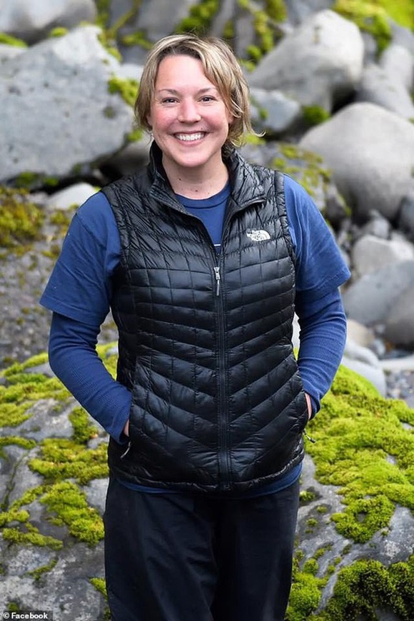 Chụp ảnh sống ảo với bạch tuộc, chị ngư dân bị cắn 2 phát đầy uy lực khiến khuôn mặt chảy máu và sưng tấy suốt 2 tháng-5