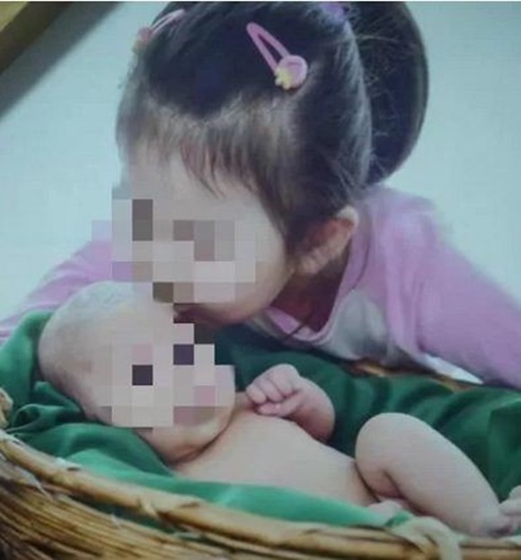 Bé gái 7 tuổi bị mẹ đánh đến tử vong vì ăn chậm, ông bố can ngăn nhưng cũng bị tát vài cái-1