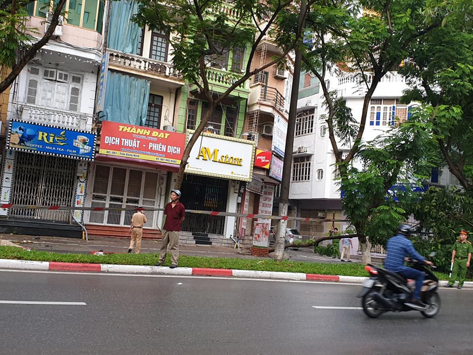 Trời mưa lớn khiến cây xanh ngã đổ, một nam thanh niên tử vong khi di chuyển trên đường-2