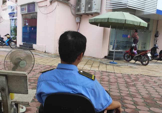 Trời mưa lớn khiến cây xanh ngã đổ, một nam thanh niên tử vong khi di chuyển trên đường-6