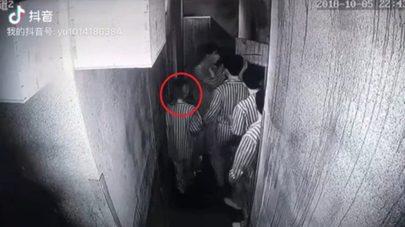 Đã yếu bóng vía còn thích trải nghiệm kinh dị, cô gái gục ngã tại trận phải nhờ bạn lôi xềnh xệch ra khỏi căn phòng sát nhân-1