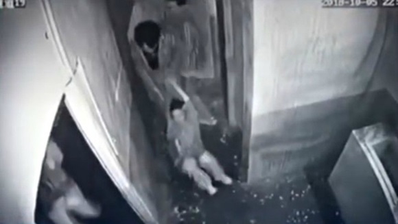 Đã yếu bóng vía còn thích trải nghiệm kinh dị, cô gái gục ngã tại trận phải nhờ bạn lôi xềnh xệch ra khỏi căn phòng sát nhân-4