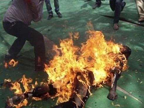 Bực mình vì tiếng con quấy khóc trong đêm, chồng đổ xăng thiêu sống vợ