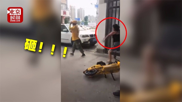 Shipper giao hàng chậm vài phút, người phụ nữ hung hãn đuổi theo đánh cho lên bờ xuống ruộng mới hả cơn giận-1