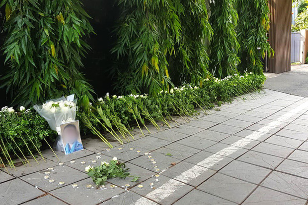 Người dân lặng lẽ đặt bông cúc trắng trước cổng trường Gateway để tưởng nhớ bé trai tử vong thương tâm trên xe đưa đón-1