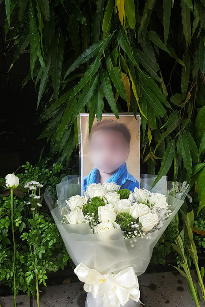 Người dân lặng lẽ đặt bông cúc trắng trước cổng trường Gateway để tưởng nhớ bé trai tử vong thương tâm trên xe đưa đón-3