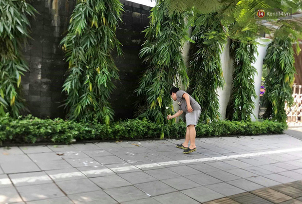 Người dân lặng lẽ đặt bông cúc trắng trước cổng trường Gateway để tưởng nhớ bé trai tử vong thương tâm trên xe đưa đón-6