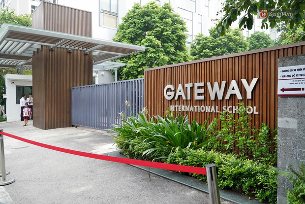 Người dân lặng lẽ đặt bông cúc trắng trước cổng trường Gateway để tưởng nhớ bé trai tử vong thương tâm trên xe đưa đón-7
