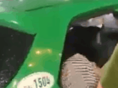 Khoảnh khắc 2 xe máy đấu đầu, 4 người văng xuống đường-1