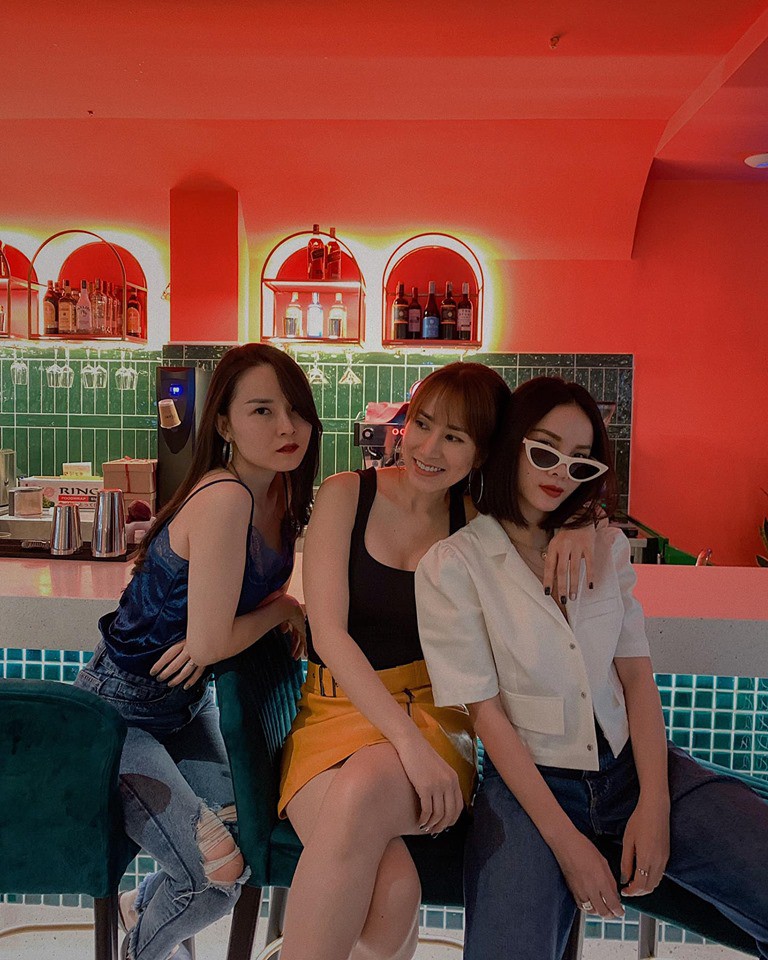 Hội chị em Mây Trắng: Người ly hôn, người mới cưới, người còn độc thân nhưng cứ gặp nhau là lên đồ chất khỏi bàn-16